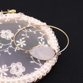 Brazalete dorado ajustable con una gran piedra natural blanca ovalada translúcida - Cristal de roca