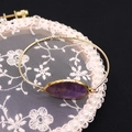 Brazalete dorado ajustable con una gran piedra natural semipreciosa ovalada de color púrpura - Amatista