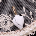 Pendentif turquoise blanche facettée avec bélière dorée texturée sur dentelle - Howlite
