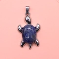 Schildkröten-Anhänger mit ovalem blauem Naturstein in Silber-Optik-Finish - Blaupunktstein