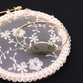 Brazalete abierto dorado ajustable con una piedra natural ovalada gris verde - Labradorita