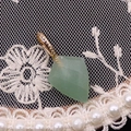 Pendentif en pierre naturelle facettée vert clair avec bélière dorée sur dentelle - Aventurine Verte