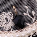 Pendentif pierre noire facettée avec bélière dorée perlée sur fond de dentelle élégante - Agate noire