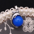 Delfin-Anhänger in Silber mit großer blauer Kristallperle auf schwarz-weißem Hintergrund - 14x23mm / Blau (Nr.6)