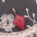 Pendentif en pierre de quartz rose facettée avec bélière dorée texturée vintage - Calcédoine Rose