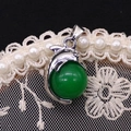 Delfin-Anhänger in Silber mit einer großen grünen Naturkristallperle für Ketten - 14x23mm / Malay-Jade