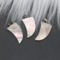 Irisierende Naturmuschel-Hornanhänger mit silbernen Metallverschlüssen für DIY-Schmuck - Messerform
