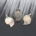 Dreifarbige Naturmuschel-Blattanhänger mit Schnitzereien und Silberösen für Schmuck-DIY - Schneckenform