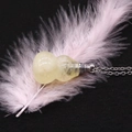 Dettaglio della collana boccetta di olio essenziale in pietra a forma di zucca su piume rosa - Pendaglio Zucca Olio Essenziale / Citrino