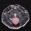Detail der herzförmigen rosa Kristall-Parfümflaschen-Halskette mit Silberkette auf Glastablett - Rosenquarz