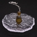 Détail d'un collier flacon d'huile essentielle en verre fumé sur un plateau en verre - Quartz fumé