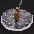 Gros plan d'un pendentif flacon de parfum en unakite facettée sur une chaîne en métal - Unakite