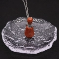Détail du pendentif bouteille d'huile essentielle en pierre dorée avec chaîne argent - Pierre de Sable d'Or