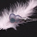 Vista macro del ciondolo Wu Lou in fluorite viola traslucida con catena in argento - Pendaglio Zucca Olio Essenziale / Fluorite viola