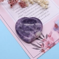 Detalle macro de la piedra de pulgar de lepidolita púrpura en forma de corazón natural - Fosfosiderita