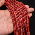 Vue détaillée de perles cylindriques en pierre rouge avec texture marbrée pour bijoux DIY - 4x6MM / Rouge Brique