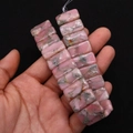Makrodetail rechteckiger rosa Natursteinperlen mit grauen Mineralflecken auf einer Schnur - 10x20mm (Dicke 6mm) / Nr.5 (Rosa mit Grau-Schwarzen Flecken)