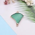 Macro-detail van groene agaat connector met vergulde rand en dubbele lussen voor sieraden - Translucent Groen (Nr. 2)