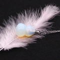 Flakon-Halskette in Flaschenkürbis-Form aus Opal mit Silberkette auf schwarzem Stoff - Flaschenkürbis Ätherisches Öl Anhänger / Opal