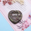 Piedra de pulgar natural en forma de corazón con texturas minerales rojas y verdes - Piedra de Sangre de Dragón
