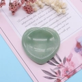 Piedra de pulgar de piedra natural verde pulida en forma de corazón sobre fondo floral - Aventurina Verde