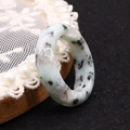 Λουστρέ πράσινο δαχτυλίδι από φυσική πέτρα με κηλίδες σε κομψή ξύλινη βάση - Αζουρίτης