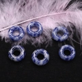 Pietre di sodalite lucide a forma di ciambella con trama marmorizzata blu e bianca su velluto - 16mm, Foro 6mm / Sodalite