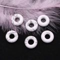 Set di sei perline tonde a ciambella in turchese bianco con venature di marmo grigio - 16mm, Foro 6mm / Howlite