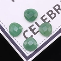 Macro-opname van vier groene aventurijn kralen in hartvorm voor DIY-sieraden - Groene Aventurijn