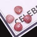 Detail macro-opname van vier hartvormige gefacetteerde roze edelstenen met natuurtextuur - Rode Houtnerfsteen