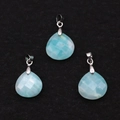 Tre pendenti a goccia in amazzonite sfaccettata con ganci in metallo argentato su fondo nero - Amazonite