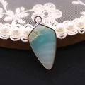 Détails d'un pendentif en pierre naturelle en forme de bouclier avec cadre métallique - Amazonite