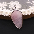Vue détaillée d'un pendentif en quartz rose avec placage doré et texture de pierre - Quartz rose