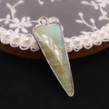Detalle de un colgante triangular de piedra natural con un borde de metal chapado en oro - 16x46mm / Amazonita