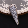 Detalle del colgante triangular de piedra con borde dorado y textura de granito - 16x46mm / Azurita
