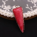 Detalle macro del colgante de piedra triangular roja con elegante marco de metal dorado - 16x46mm / Corniola