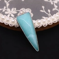 Primer plano de un colgante de piedra natural triangular con bordes dorados para joyas - 16x46mm / Amazonita