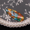 Vue macro d'un pendentif goutte en turquoise synthétique colorée avec texture unique - 16x42mm / Style de texture de pierres concassées mixtes multicolores (N° 1)