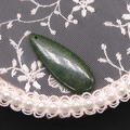 Detailansicht eines tropfenförmigen Anhängers aus grünem synthetischem Türkisstein - 16x42mm / Dunkelgrüner Jade-Stil mit Fettglanz (Nr. 11)