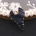 Macro-opname van gestreepte agaat stierenkop hanger met gouden rand op kant - Donkergrijs Blauw (Nr.6)