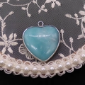 Detail van hartvormige blauwe larimar steen hanger met zilveren metalen omlijsting - 26x28mm, 7g / Amazoniet