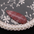 Nahaufnahme eines tropfenförmigen Anhängers aus rotem Jaspis mit Marmorierung - 16x42mm / Rotbraun & Grau-Weiß Marmormuster Design (Nr. 9)