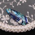 Makroaufnahme eines wassertropfenförmigen blauen Türkisanhängers mit natürlichen Adern - 16x42mm / Blau-Cyan-Weiß verwobener Naturstein-Stil (Größe 8)