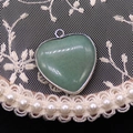 Detailopname van hartvormige groene natuurstenen hanger met een verzilverde metalen rand - 26x28mm, 7g / Groene Aventurijn
