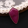 Colgante triangular con piedra roja profunda y marco dorado para joyería DIY - Jade rojo rosa