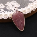 Colgante de piedra preciosa rosa traslúcida triangular con borde dorado elegante - Piedra de Veta de Madera Roja