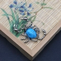 Detalle macro de un colgante de escorpión de plata vintage con incrustación de turquesa - Forma de Escorpión (1065-T250515005) / Turquesa Azul