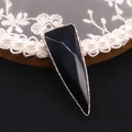 Colgante triangular de piedra negra pulida con un elegante borde de metal dorado - 16x46mm / Ágata negra
