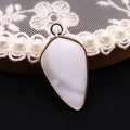 Colgante triangular de piedra blanca con borde chapado en oro rosa y enganche fino - Howlita