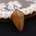 Pendentif triangle en œil de tigre naturel avec bordure dorée pour création de bijoux - Agate Rouge Clair